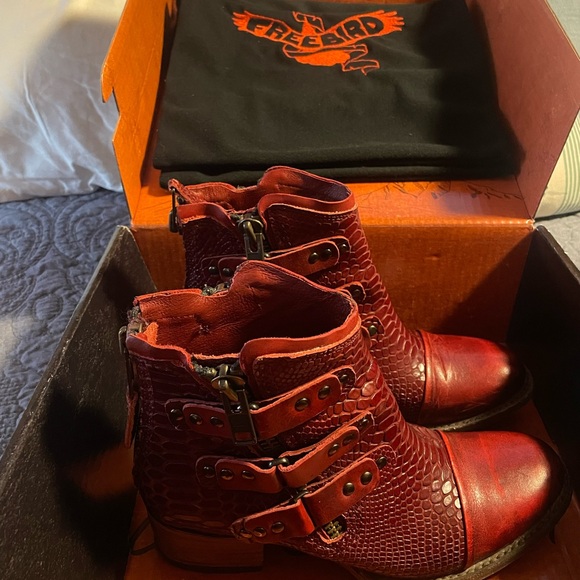 Freebird Gecko in Red - Picture 2 of 11